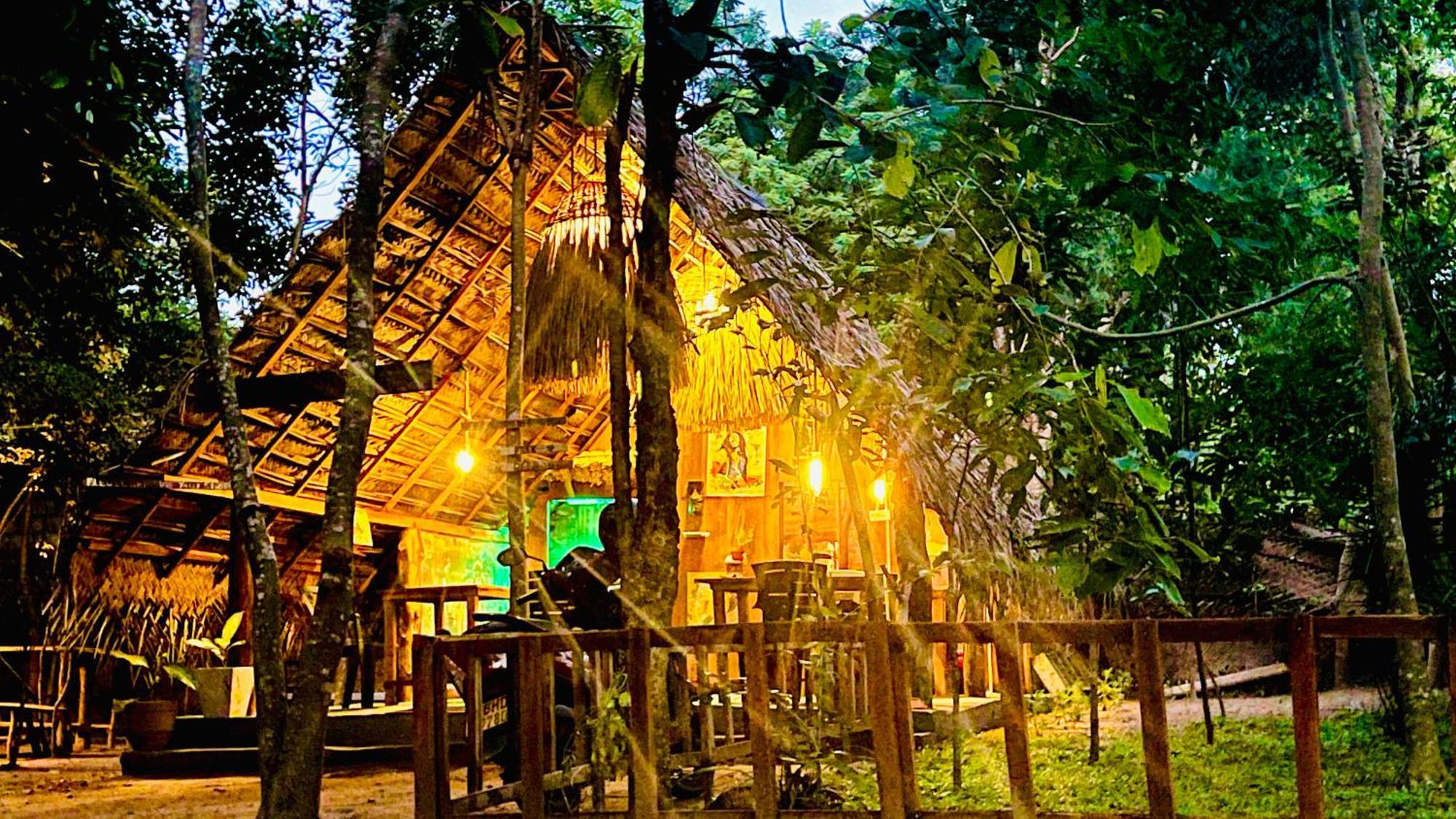 Jungle Host Hostel And Tree House シギリヤ エクステリア 写真